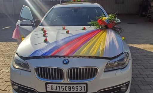 Elegant & Thematic Decorations