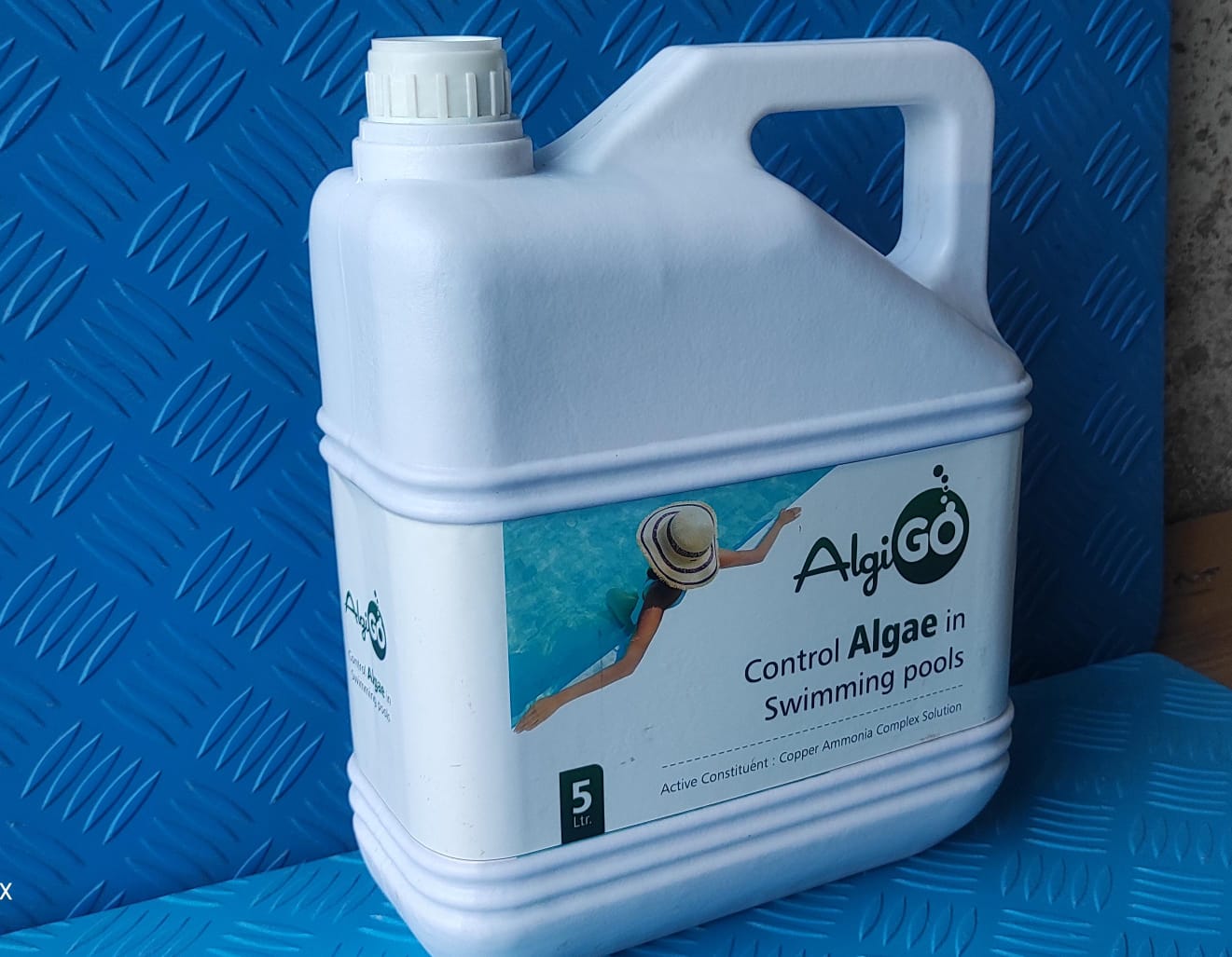Control algae in swimming pools